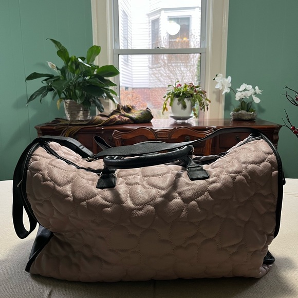 Betsy Johnson overnight travel bag. Oversized. - Picture 5 of 5